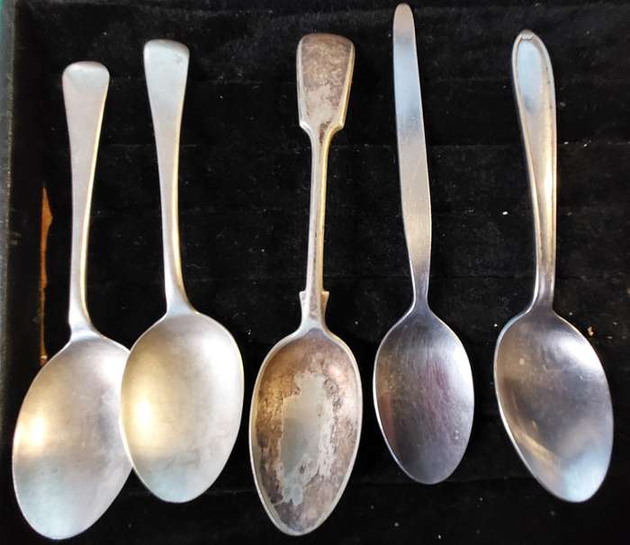 A MIXED VINTAGE COLLECTION OF EPNS TEASPOONS