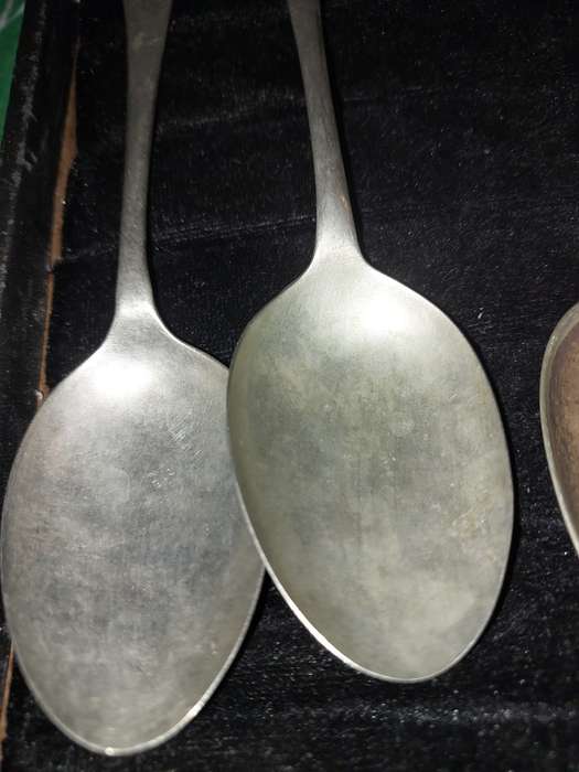 A MIXED VINTAGE COLLECTION OF EPNS TEASPOONS