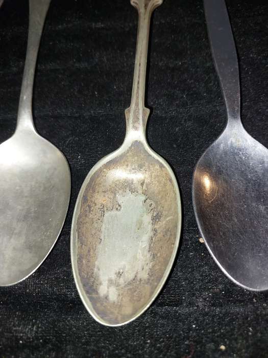 A MIXED VINTAGE COLLECTION OF EPNS TEASPOONS
