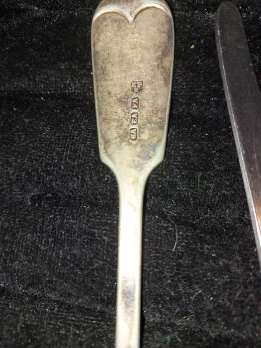 A MIXED VINTAGE COLLECTION OF EPNS TEASPOONS