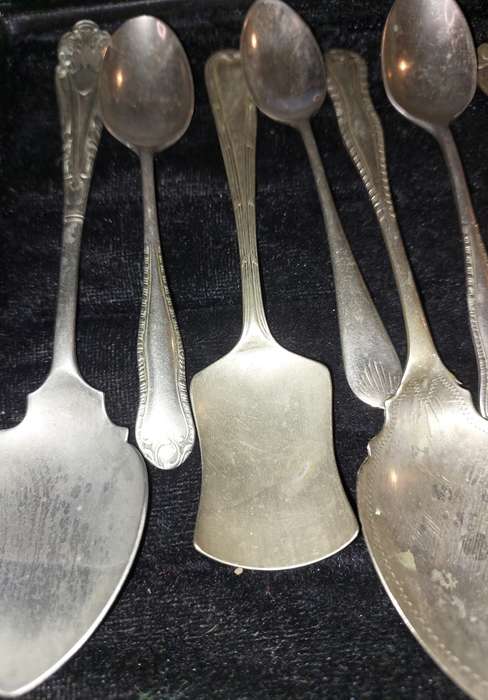 A BULK COLLECTION OF VINTAGE TEASPOONS AND SPOONS