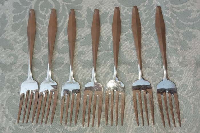 A NEAT SET OF (6) 18-8 STAINLESS STEEL FORKS
