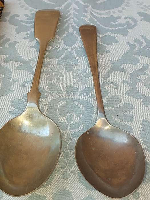 A MIXED JOBLOT CUTLERY SOLD AS IS