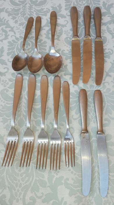 A COLLECTION JOB LOT OF 13-PIECE VINTAGE CUTLERY