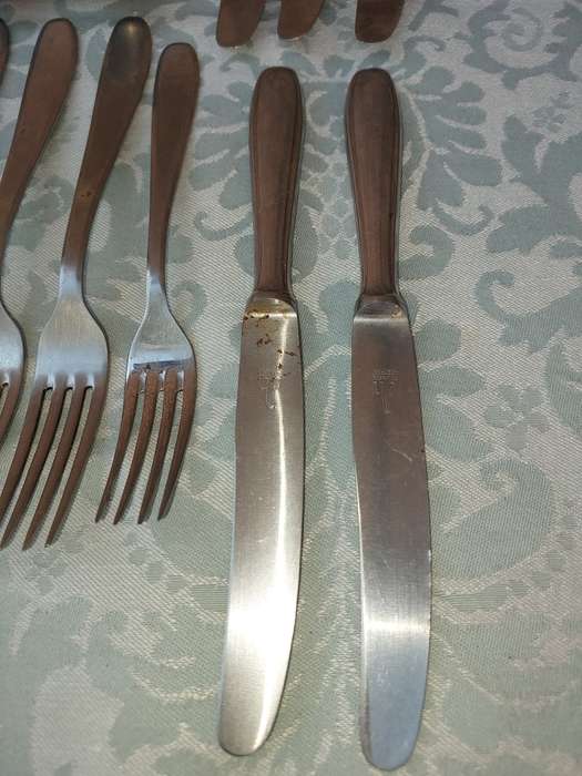 A COLLECTION JOB LOT OF 13-PIECE VINTAGE CUTLERY