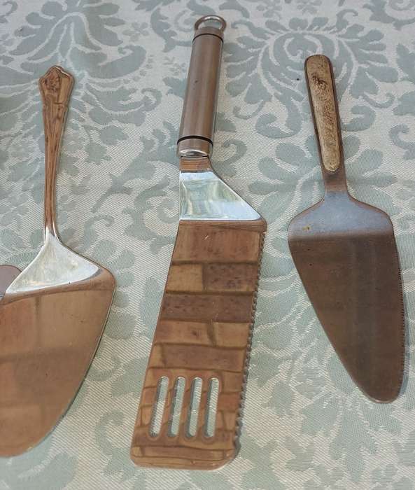 A MIXED JOBLOT CUTLERY SOLD AS IS