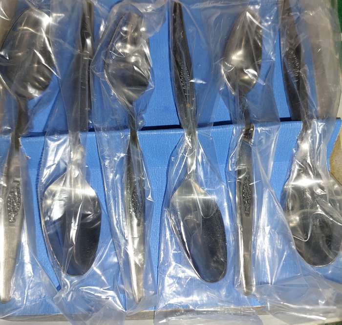 A SET OIF 6 TEASPOON IN MINT CONDITION STAINLESS STEEL