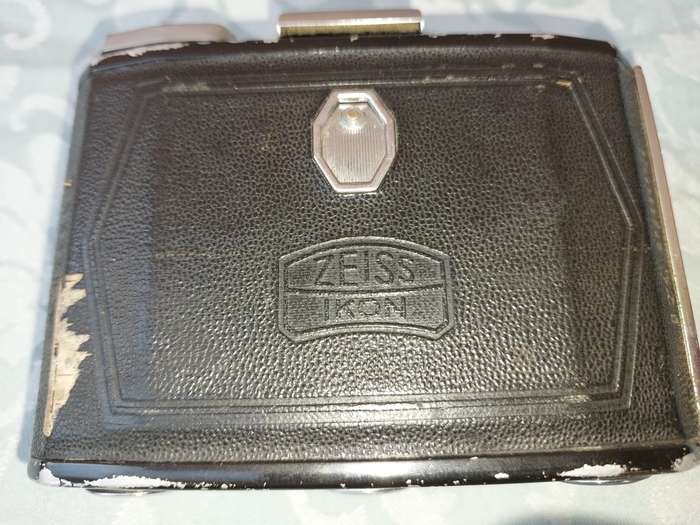 AN ANTIQUE ZEIS IKON CAMERA SOLD AS IS