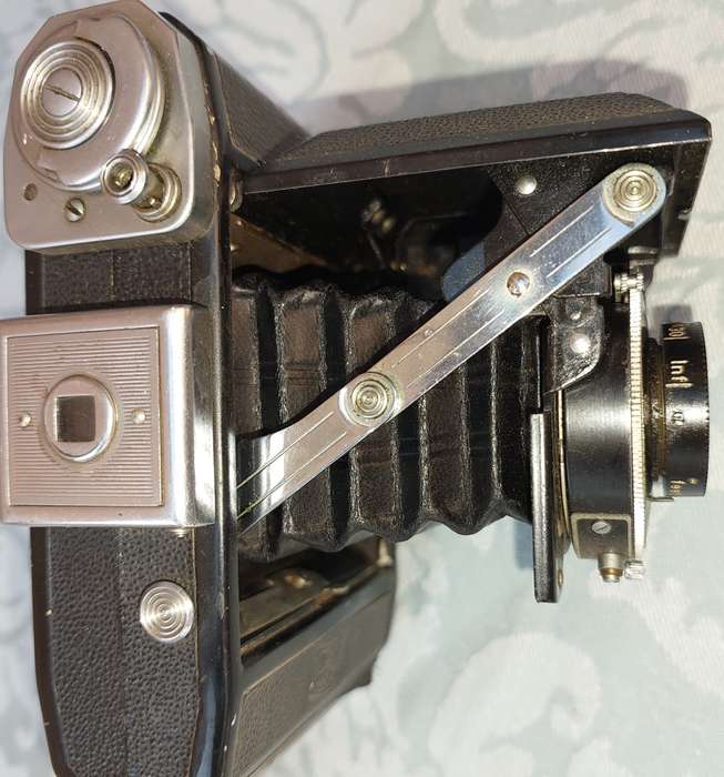 AN ANTIQUE ZEIS IKON CAMERA SOLD AS IS