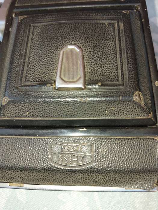 AN ANTIQUE ZEIS IKON CAMERA SOLD AS IS