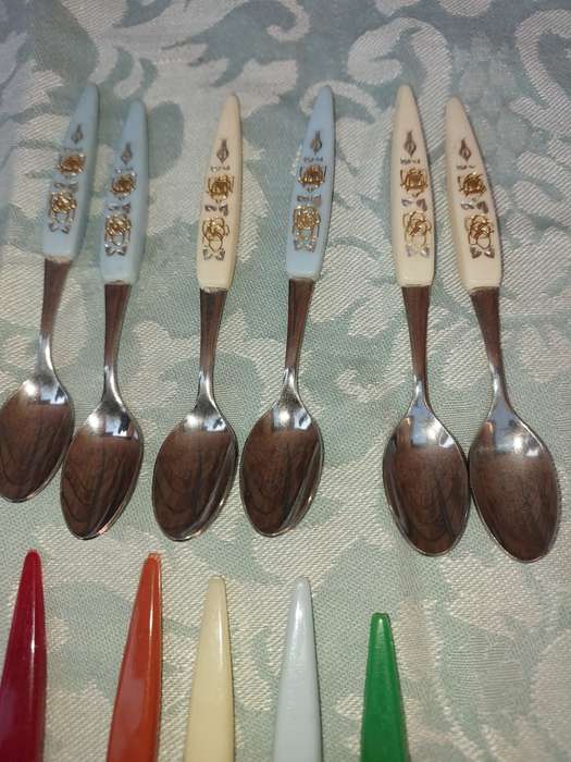 A MIXED JOBLOT CUTLERY SOLD AS IS