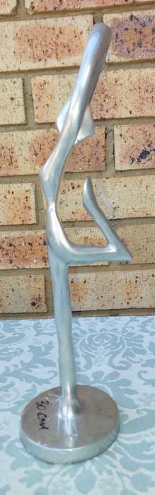 AN ART DECOR 30 CENTIMETRE BALLERINA STATUE ALUMINUM ALLOY