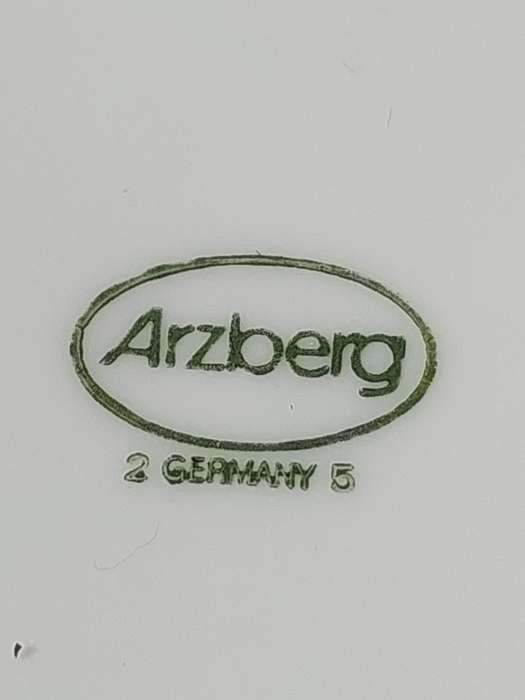 A VINTAGE SET OF 6 WHITE COLOUR ARZSBERG (2) GERMANY (5) SIDE PLATES