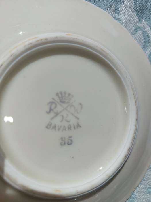 A VINTAGE  COLLECTION OF 2 COLLECTORS TEA CUPS AND SAUCERS