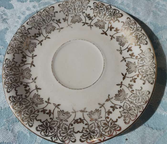 A VINTAGE  COLLECTION OF 2 COLLECTORS TEA CUPS AND SAUCERS