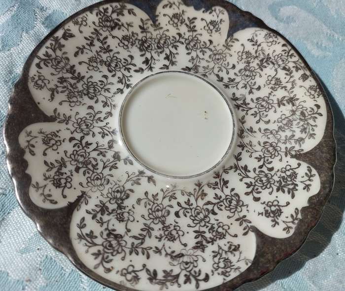 A VINTAGE  COLLECTION OF 2 COLLECTORS TEA CUPS AND SAUCERS