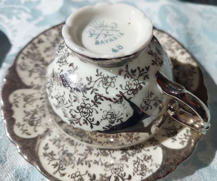 A VINTAGE  COLLECTION OF 2 COLLECTORS TEA CUPS AND SAUCERS