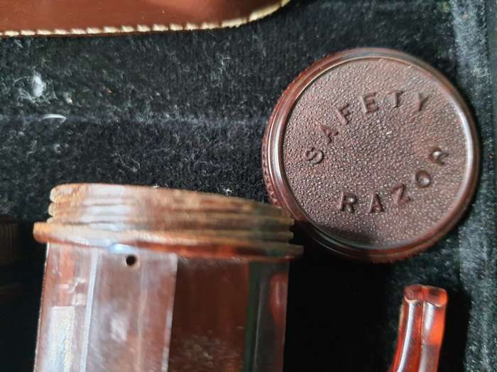 AN ANTIQUE TRAVELING GENTLEMEN`S GROOMING SET IN A LEATHER CASE