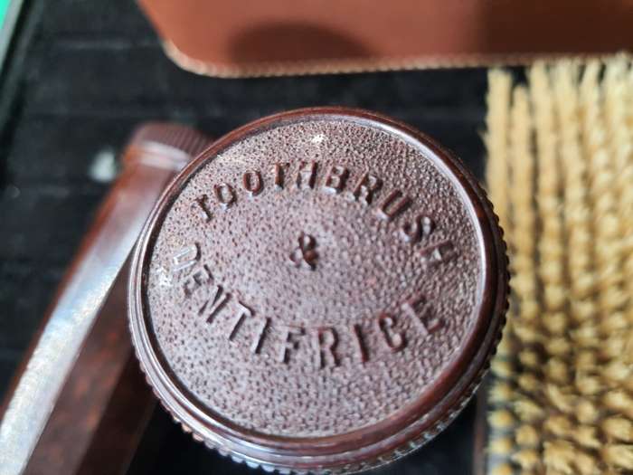AN ANTIQUE TRAVELING GENTLEMEN`S GROOMING SET IN A LEATHER CASE