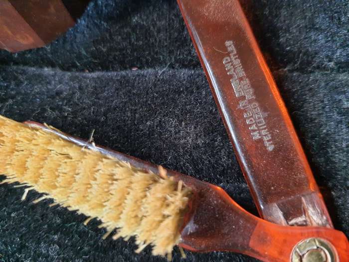 AN ANTIQUE TRAVELING GENTLEMEN`S GROOMING SET IN A LEATHER CASE