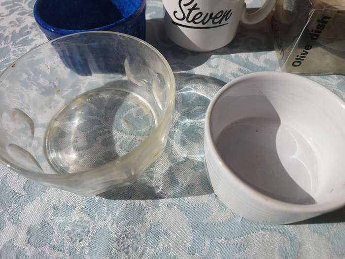 A COLLECTION OF CROCKERY AND GLASS KITCHENNALIA