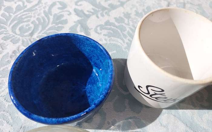 A COLLECTION OF CROCKERY AND GLASS KITCHENNALIA
