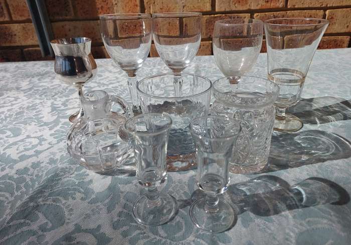 A COLLECTION OF BAR GLASSSE