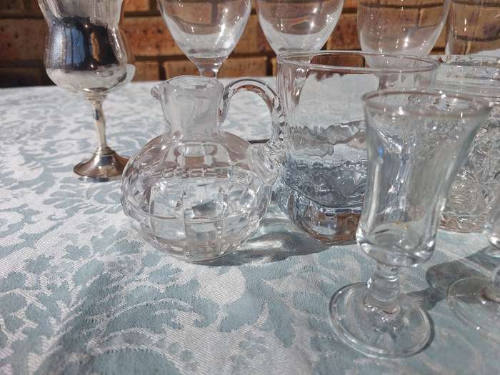 A COLLECTION OF BAR GLASSSE