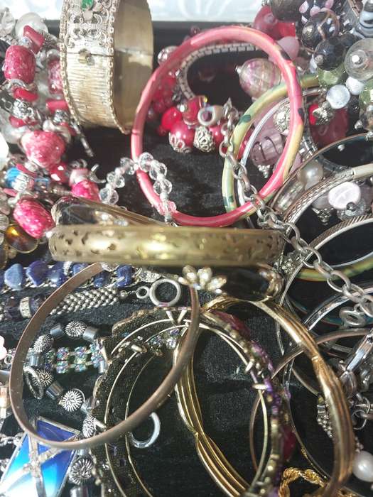 A VINTAGE USED JOB LOT COLLECTION BRACELETS AND BANGLES
