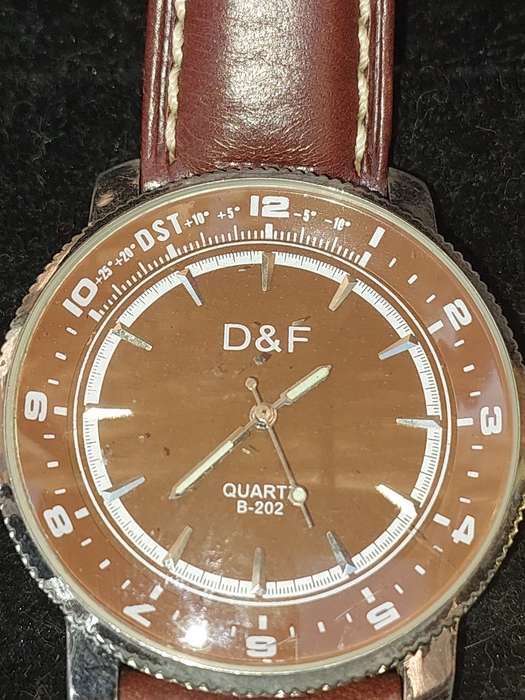 A VINTAGE USED WOMEN DRESS WATCHES