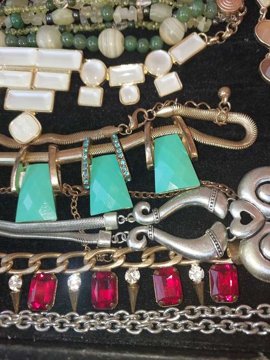 A VINTAGE JOB LOT QUALITY USED COSTUME NECKLACES