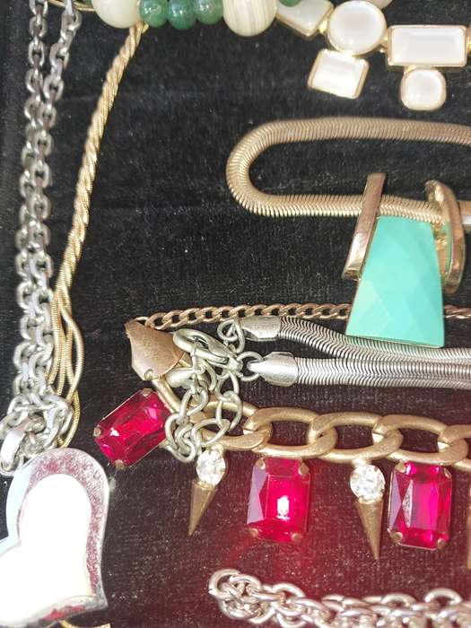 A VINTAGE JOB LOT QUALITY USED COSTUME NECKLACES