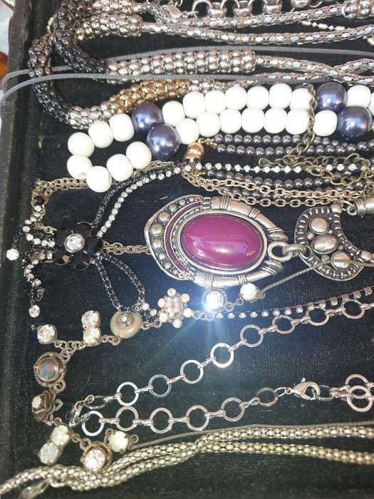 A BULK VINTAGE JOB LOT QUALITY COSTUME NECKLACES