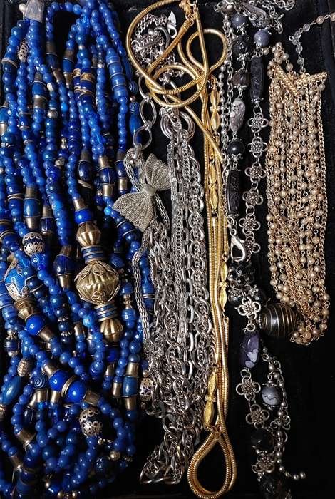 A VINTAGE JOB LOT QUALITY COSTUME NECKLACES