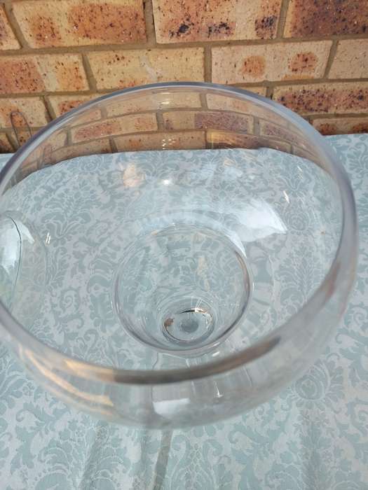 A LARGE ICE CREAM/COCKTAIL GOBLET SOLD AS IS