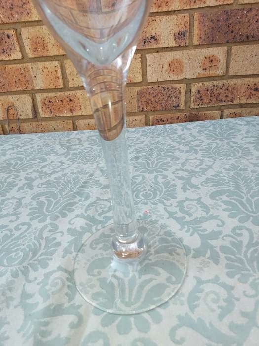 A LARGE ICE CREAM/COCKTAIL GOBLET SOLD AS IS