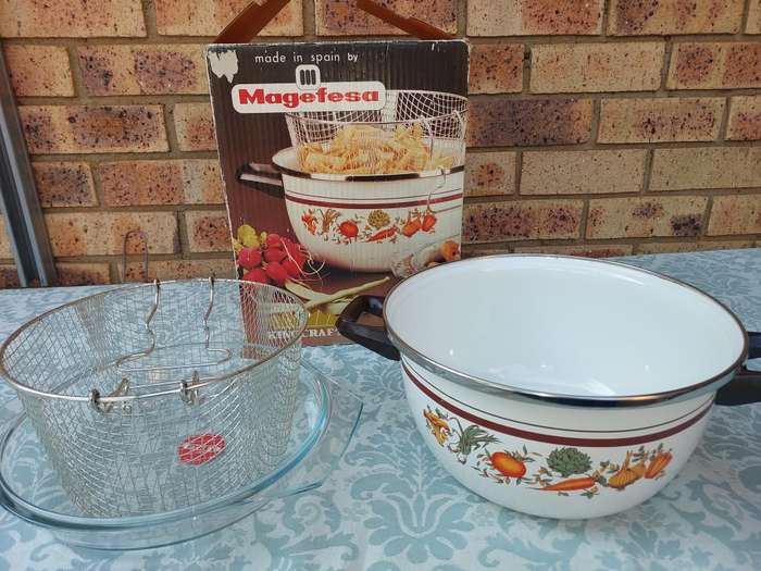 A COMPLETE SET MAGAFESA FRYER SOLD AS IS