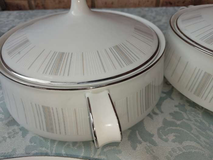 A VINTAGE NORATAKI 8 PIECE JAPAN 6531 DINNER SERVING SET