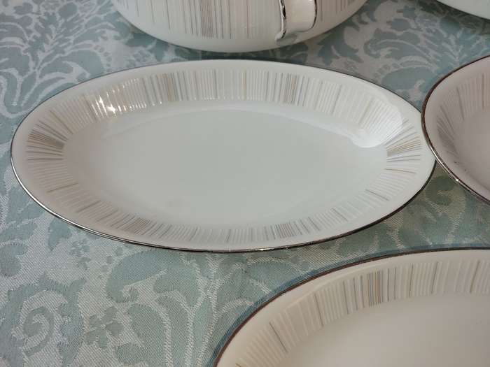A VINTAGE NORATAKI 8 PIECE JAPAN 6531 DINNER SERVING SET