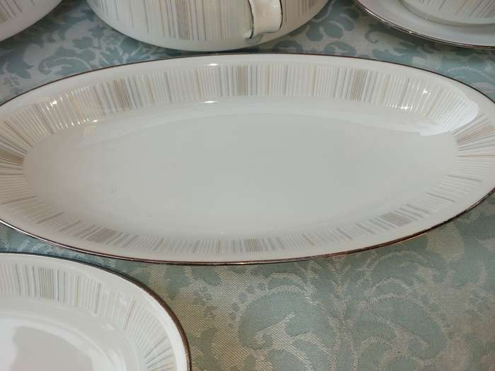A VINTAGE NORATAKI 8 PIECE JAPAN 6531 DINNER SERVING SET