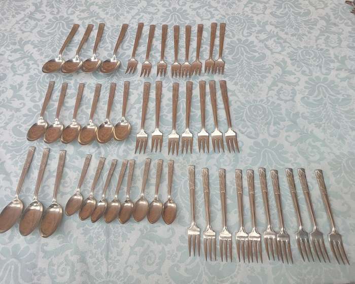 AN ANTIQUE BELVIN NICKEL SILVER CUTLERY SET