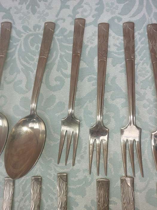 AN ANTIQUE BELVIN NICKEL SILVER CUTLERY SET