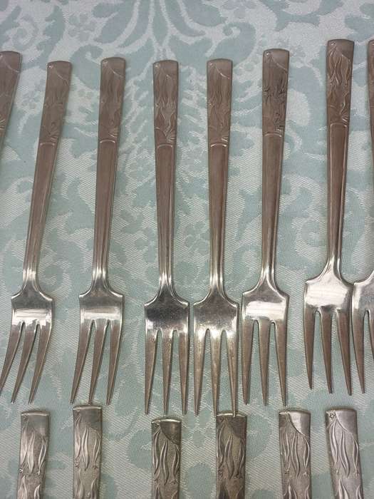AN ANTIQUE BELVIN NICKEL SILVER CUTLERY SET