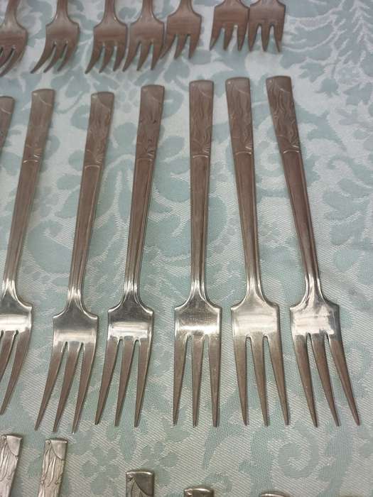 AN ANTIQUE BELVIN NICKEL SILVER CUTLERY SET