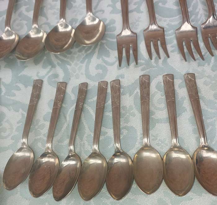 AN ANTIQUE BELVIN NICKEL SILVER CUTLERY SET
