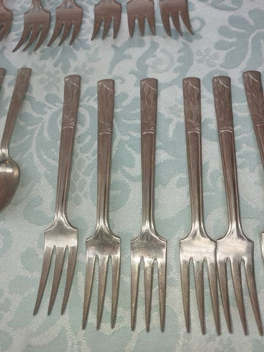 AN ANTIQUE BELVIN NICKEL SILVER CUTLERY SET