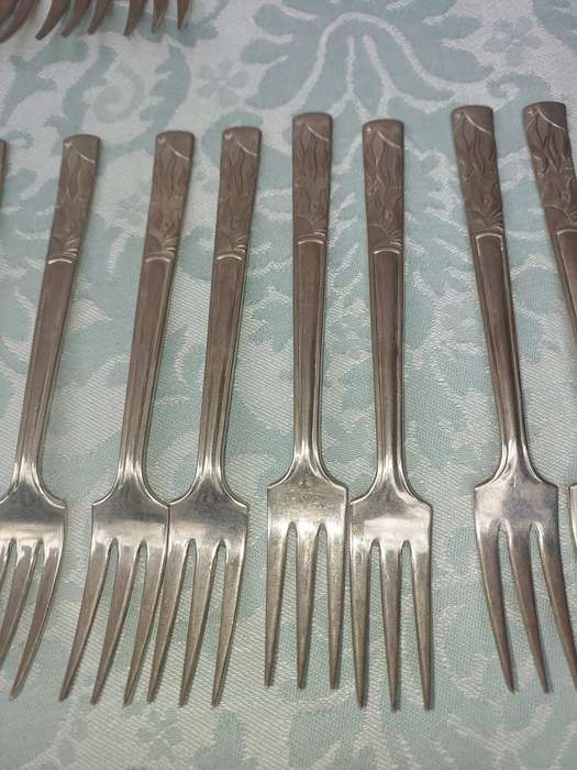 AN ANTIQUE BELVIN NICKEL SILVER CUTLERY SET