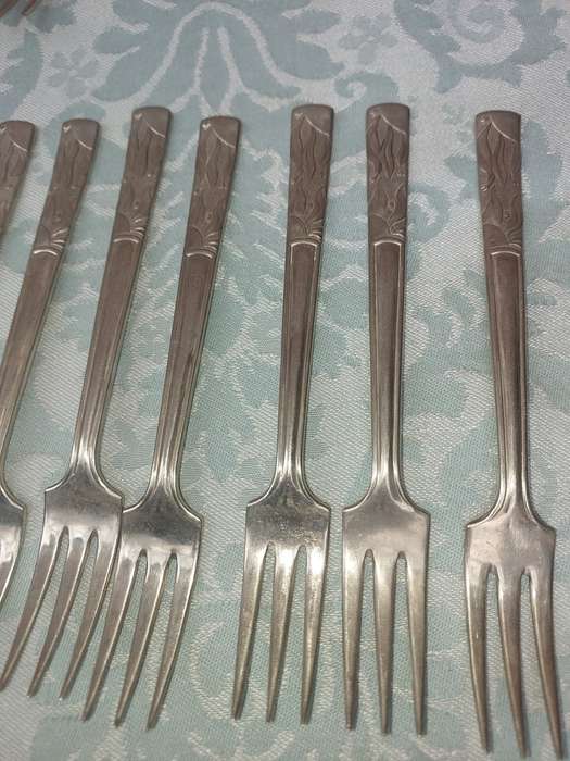 AN ANTIQUE BELVIN NICKEL SILVER CUTLERY SET