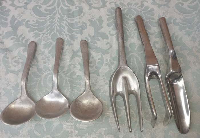 SIX VINTAGE ART DECOR ALUMINUM ALLOY CUTTLERY