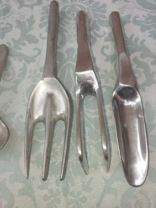 SIX VINTAGE ART DECOR ALUMINUM ALLOY CUTTLERY